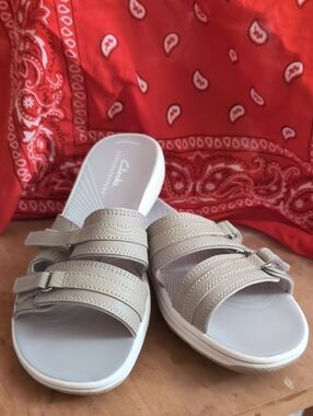 Cloudsteppers by Clarks Light Gray Kids Slide Sandals